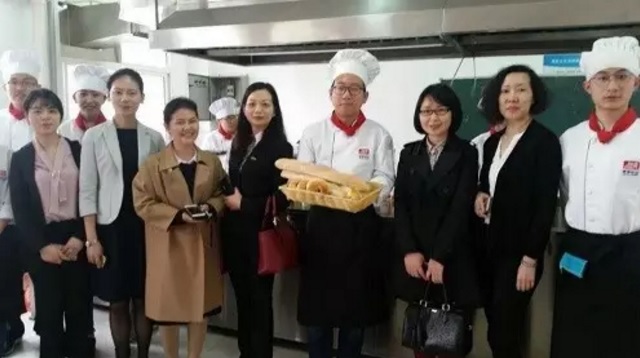 4月18日,陕西旅游烹饪职业学院2017年劲霸杯职业技能大赛暨就业实习双选会隆重举行。省教育科学研究院职教室副主任高居红同志、学院执行院长王新卫同志、党委书记崔继华同志、院长助理王春丽同志,近百家知名五星级酒店的人力资源部门负责人以及学院近三千名师生参加了活动,应邀出席活动的嘉宾还有省内二十余所职教中心的领导。 与会领导 党委书记崔继华代表学院致欢迎辞,他对所有来宾表示了欢迎和衷心的感谢,介绍了一年来学院在教学、科研、学生管理方面取得的成绩,并指出职业教育的关键就是提高学生就业质量和就业层次,