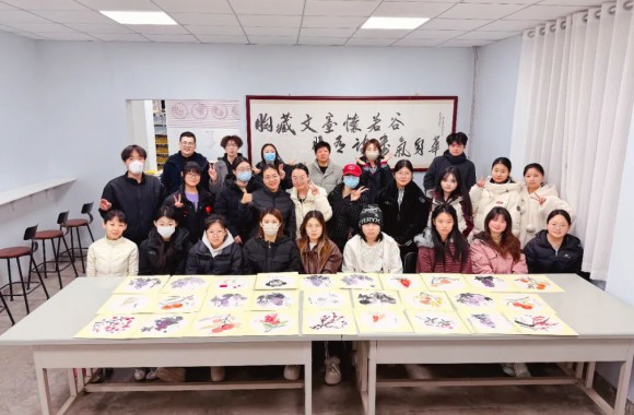 笔墨传情办实事 文化育人润心田 | 国画体验课点亮师生文化生活