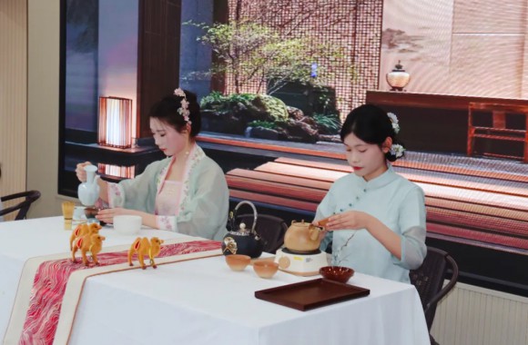 宋韵流芳，指尖竞技 | 宋代点茶大赛选手演绎千年茶风雅韵