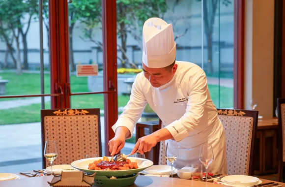 淮扬美馔 鲜动长安｜我院师生亮相西安香格里拉 非遗长嘴铜壶茶艺惊艳全场