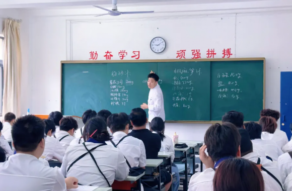 党建引领促融合 企业导师进课堂——烹饪党支部联合招就办开展理实一体教学